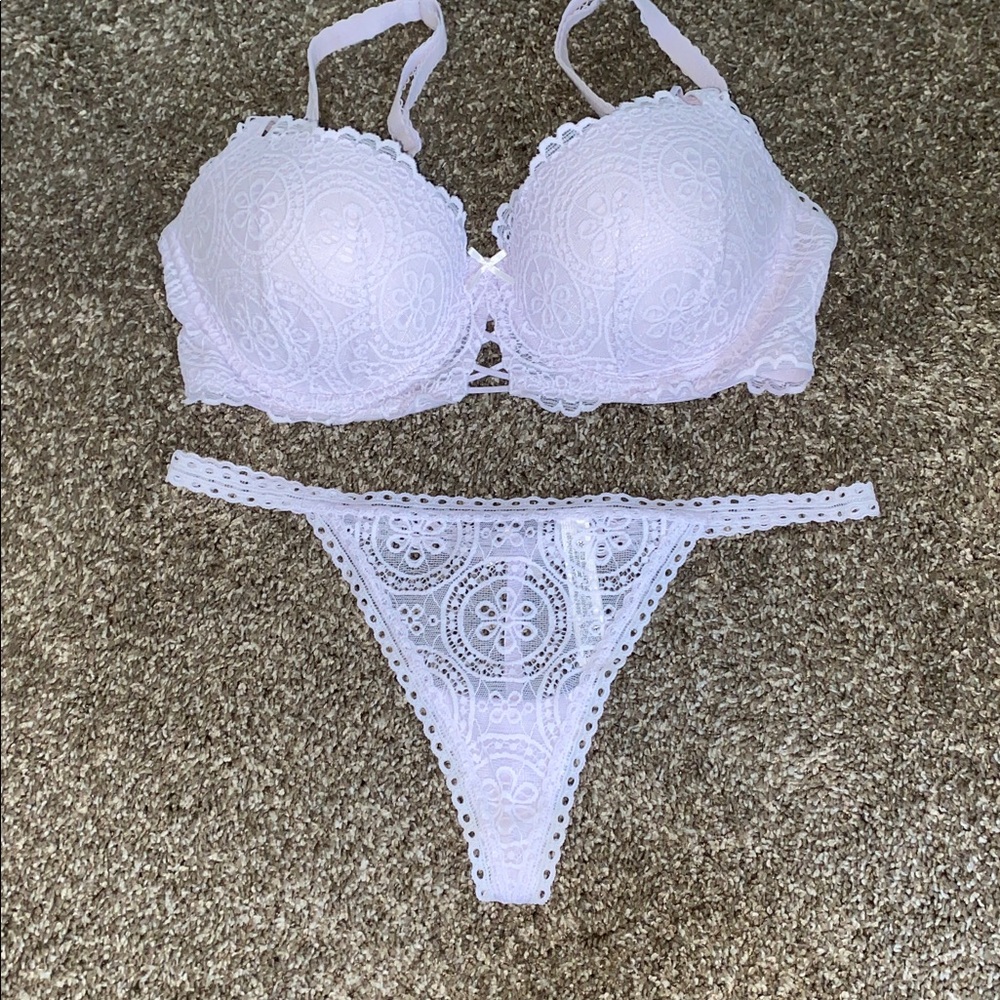 3 VS PINK BRAS AND THONGS! - Picture 2 of 5